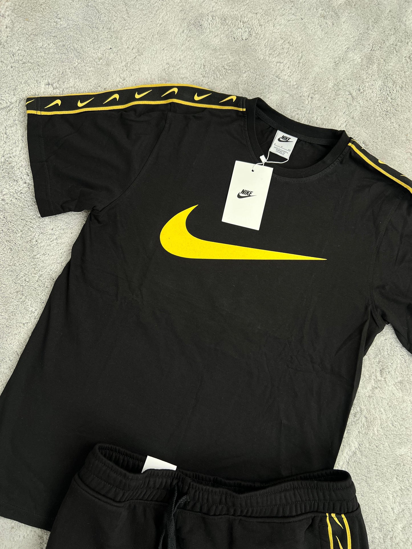 Conjunto Nike Black and Gold