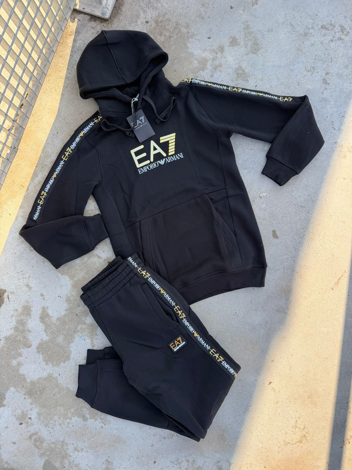 Chandal Armani EA7 Black Gold