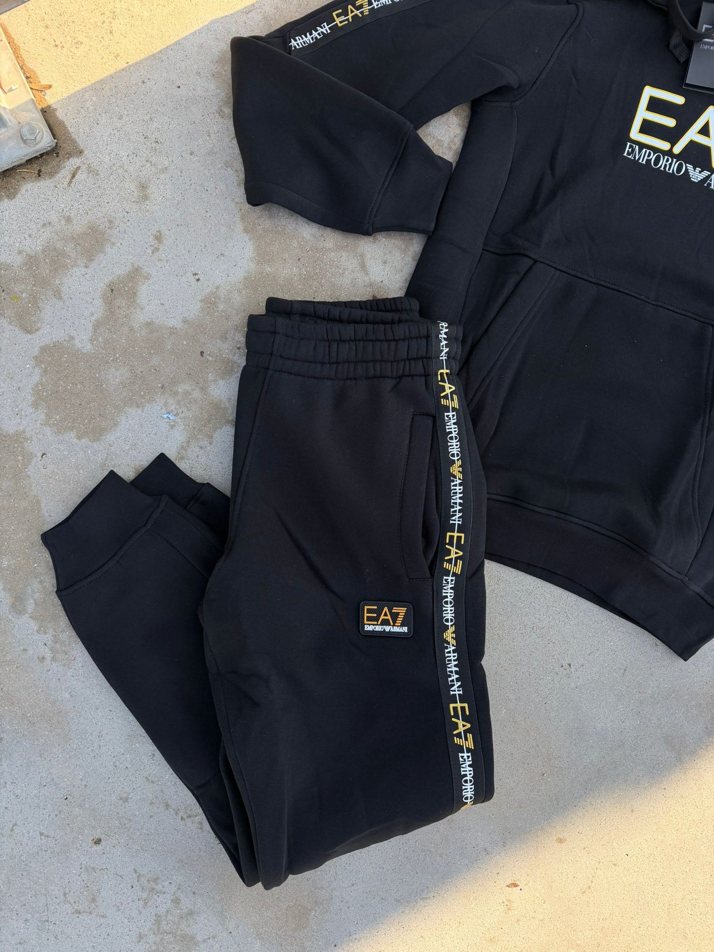 Chandal Armani EA7 Black Gold