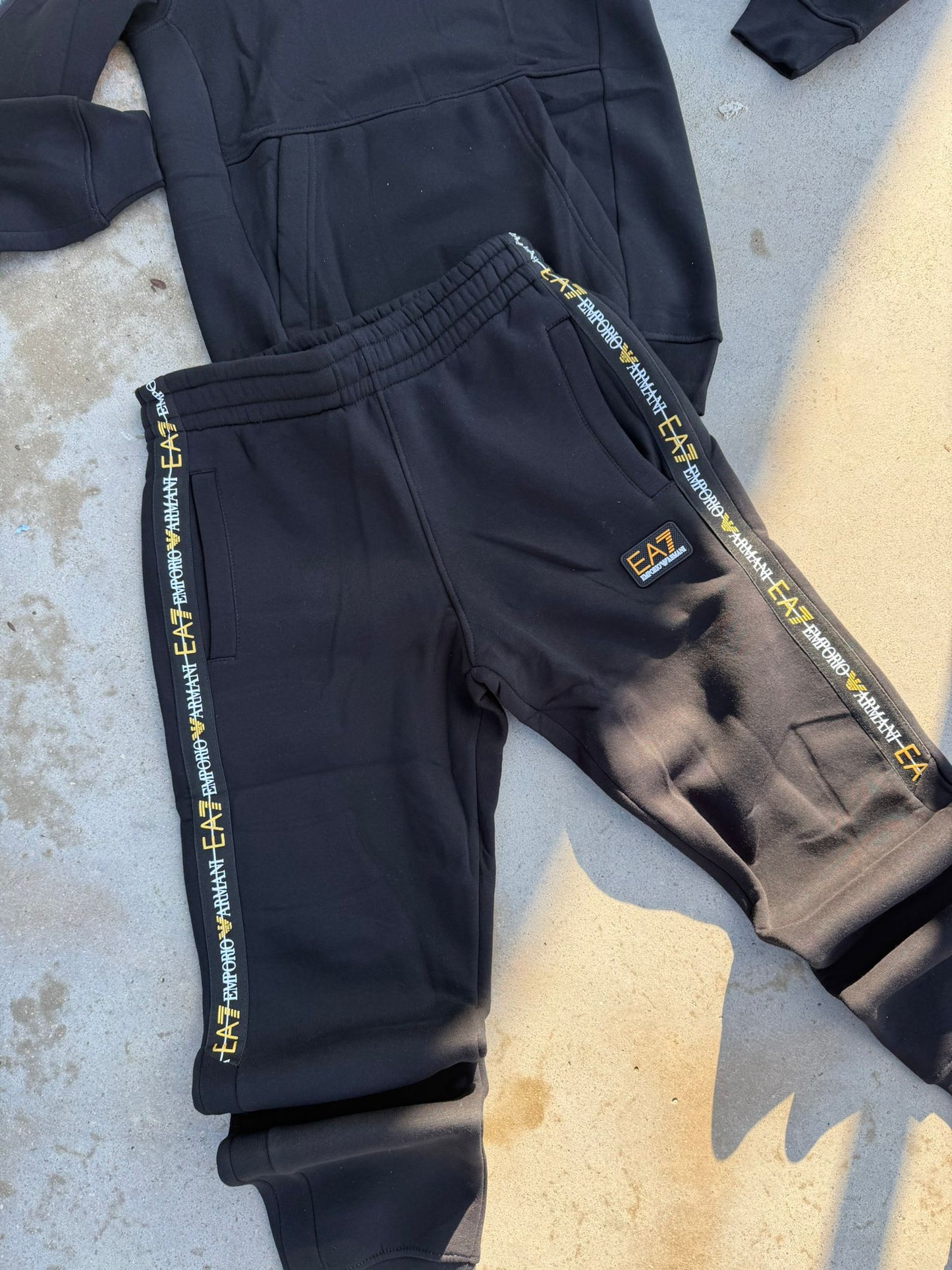 Chandal Armani EA7 Black Gold