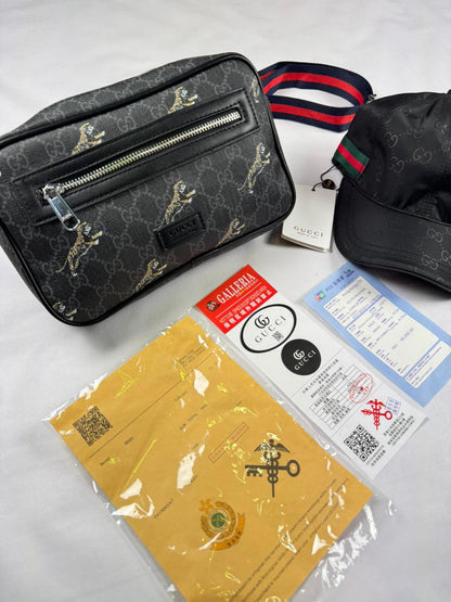 Pack Bolso Tigre Gris + Gorra Monograma Negro Clásica
